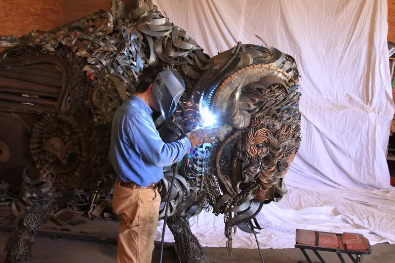 Metallens mångsidighet i konsten